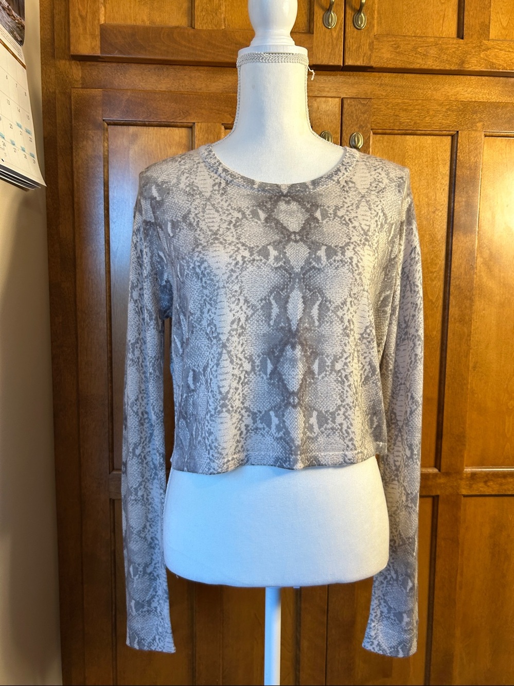 Olivaceous Cropped Grey Snakeskin Lightweight Sweater. Sz M